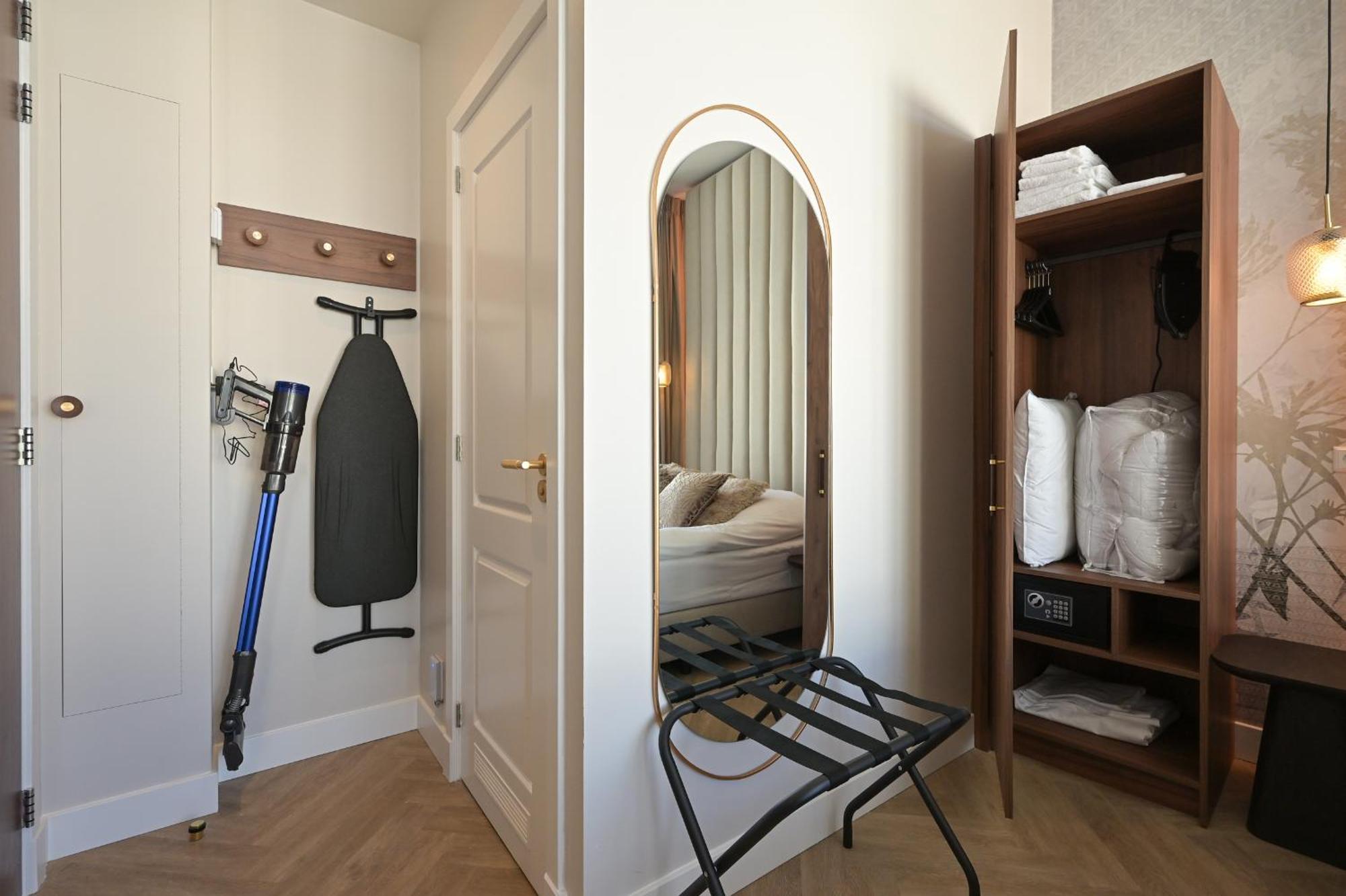 Novallure Downtown - Short Stay Apartments Хага Екстериор снимка