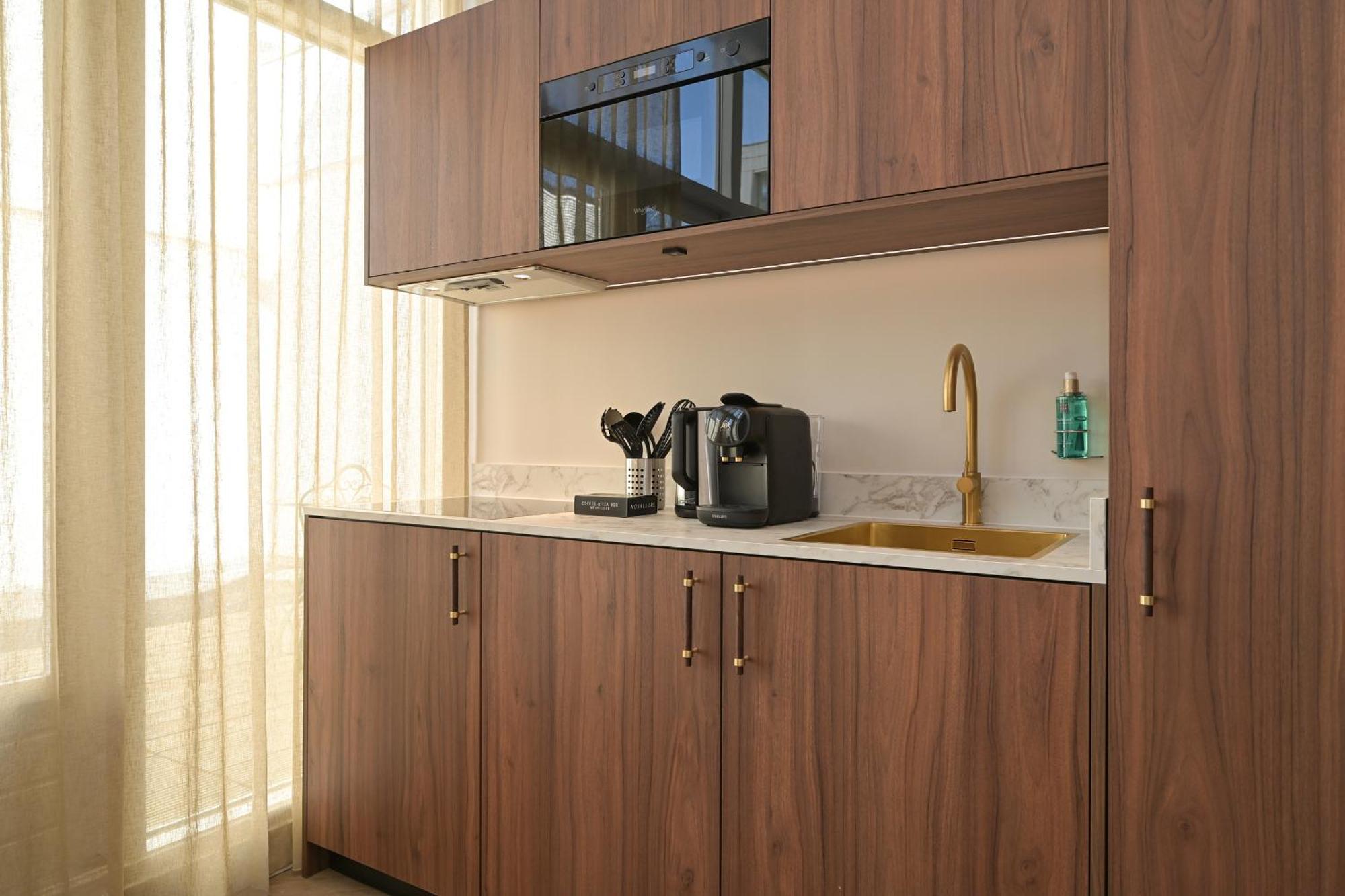 Novallure Downtown - Short Stay Apartments Хага Екстериор снимка